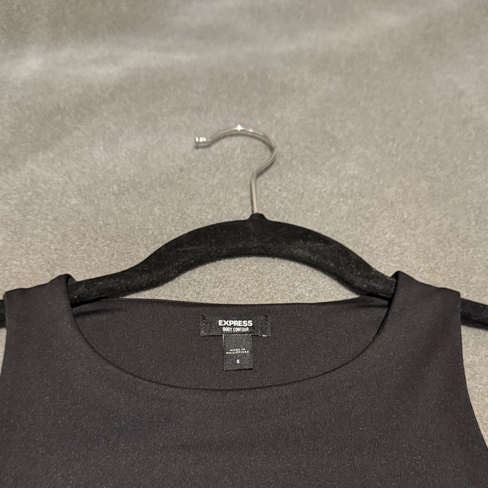 Express Body Contour Cropped Tank - Picture 2 of 6